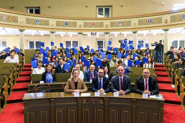 Gradonačelnik Tomašević dodijelio stipendije učenicima i studentima romske nacionalne manjine
